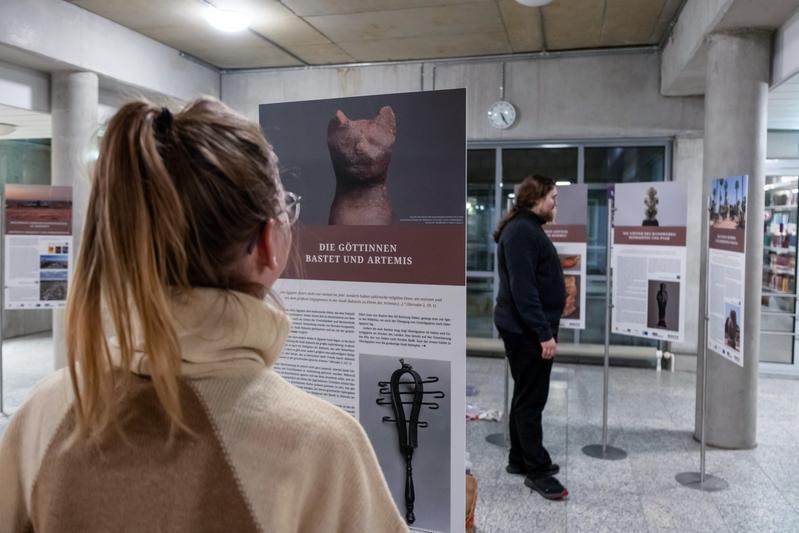 Bis Ende Januar 2025 zeigt eine Ausstellung in der Universitätsbibliothek Kiel, was uns Herodot, der »Vater der Geschichtsschreibung«, über altägyptische Göttinnen und Götter berichtet - und was wir heute darüber wissen. 