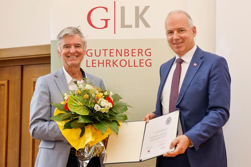 Professor John Hattie (left) and JGU President Professor Georg Krausch at the Gutenberg Teaching Award ceremony at Mainz University