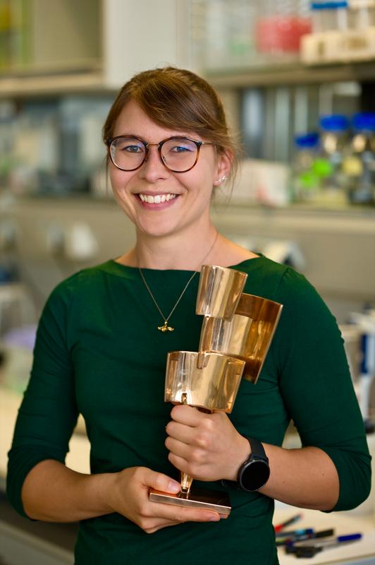 Die Chemikerin Dr. Carolin Scheitl mit der Bronzestatue, die sie zusammen mit dem Kulturpreis Bayern erhielt. 