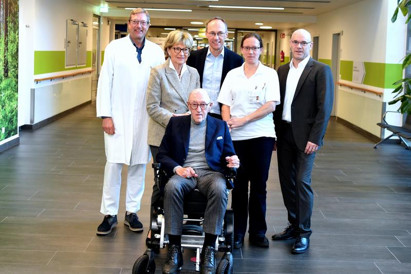 Bild (v. l.): Prof. Dr. Matthias Vorgerd (Leiter des Heimer Instituts), Irmgard Heimer, Siegfried Heimer, Andreas Heimer, Dr. Anne Güttsches (stv. Leiterin des Heimer Instituts) und Dr. Matthias Dormeyer