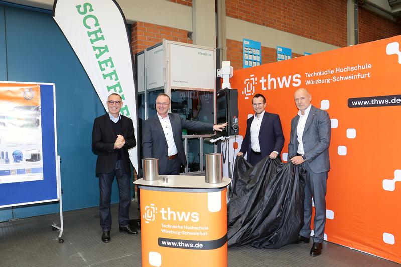 Feierliche Enthüllung des neuen Prüfstands (v. li.): Prof. Dr. Johannes Paulus (Dekan der Fakultät Maschinenbau, THWS), Prof. Dr. Stephan Sommer, THWS-Präsident Prof. Dr. Jean Meyer, Bernd Wollenick (Senior Vice President Schaeffler Special Machinery)