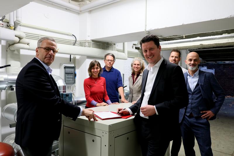 HWR-Präsident Prof. Dr. Jens Hermsdorf (links) und CFM-Geschäftsführer Simon Batt-Nauerz (rechts) unterzeichnen Absichtserklärung über gemeinsame Entwicklung eines kalten Nahwärmenetzes für größtes Universitätsklinikum Europas. 