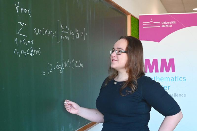 Dr. Ksenia Fedosova präsentiert eine der Gleichungen aus der in PNAS veröffentlichten Arbeit.