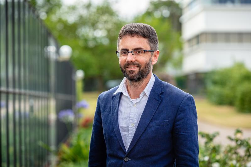 Prof. Wigge leitet den Programmbereich „Pflanzliche Adaption“ am IGZ. In seiner Forschung strebt er ein mechanistisches Verständnis pflanzlicher regulatorischer Netzwerke zur Umweltanpassung an.