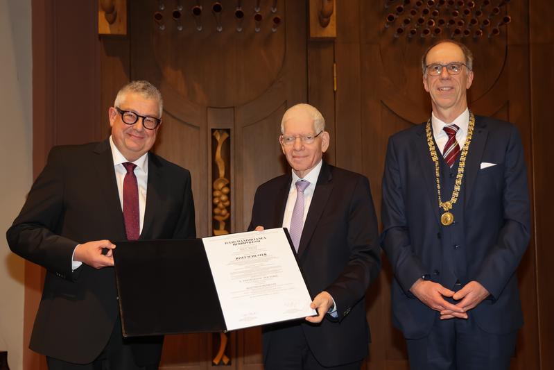 Josef Schuster (M.) mit der Ehrenpromotionsurkunde. Ihm gratulieren Matthias Remenyi (l.), Dekan der Katholisch-Theologischen Fakultät, und Paul Pauli, Präsident der Uni Würzburg.