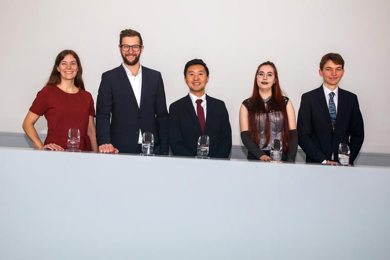 Die Preisträger*innen 2024 des Ernst-Haage-Preises (von links nach rechts): Prof. Dr. Barbara A.J. Lechner, Tim Schulte, Dr. Shen-Hsiang Lin, Elisabeth Glöckler und Hinrich Kludig. 