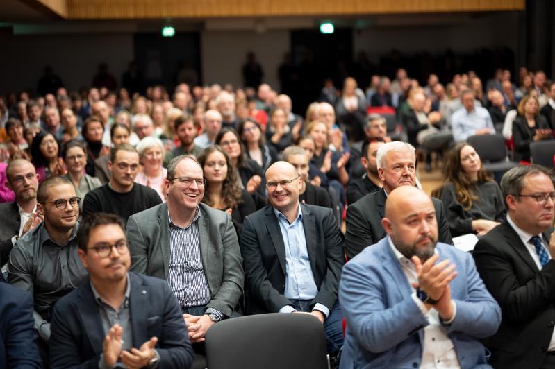 Große Freude in Reihe 2: Der CREAPOLIS Award 2024 geht an das Kalibot-Team.  Tobias Roß und Prof. Dr. Thorsten Uphues von der Hochschule Coburg, Christian Ennes und Claus Schäfer von Brose