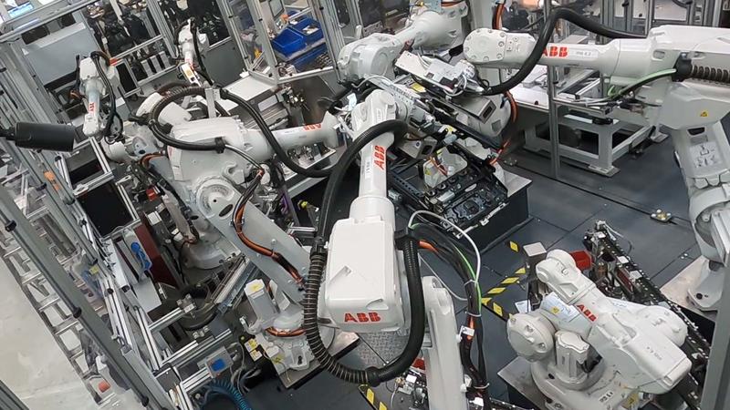 Das neu entwickelte Mess-System zur Absolut-Kalibrierung wurde direkt in industriellen Roboterfertigungs-Zellen von Brose angewendet. Es soll künftig im Unternehmen für die Justage eingesetzt werden