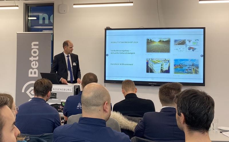 Die Teilnehmenden des 17. Mobilitätsworkshops für die Region wurden von Prof. Andreas Appelt an der OTH Regensburg begrüßt.