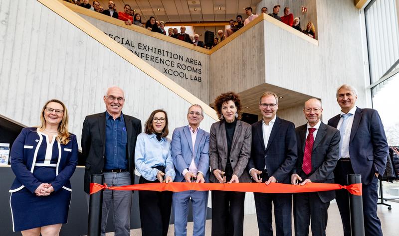 Mit dem Duchschneiden des roten Bandes ist das Ausstellungs- und Konferenzzentrum Lighthouse von European XFEL offiziell eröffnet. 