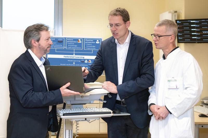 Prof. Michael Heuser (Mitte), Prof. Lutz P. Müller (rechts im Bild) und Dr. Daniel Tiller sind die Köpfe hinter PRETTY an der Universitätsmedizin Halle.