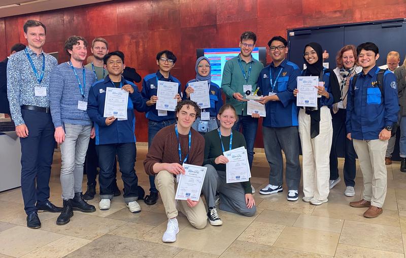Teams 1. und 2. Platz VDI-ChemCar-Wettbewerb 