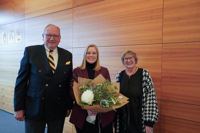 (von links nach rechts): Der Hochschulratsvorsitzende Paul-Werner Huppert, die designierte Präsidentin Prof. Dr. Julia Siegmüller und die amtierende Präsidentin der Ostfalia Hochschule, Prof. Dr. Rosemarie Karger.