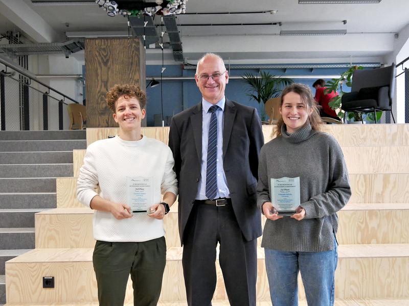 Charlene Zander, Prof. Dr. Volker Wohlgemuth und Franziska Schicks (von links nach rechts) mit den Urkunden