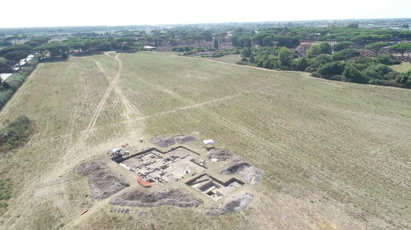 Drohnenaufnahme des Grabungsareals in Ostia antica von Südosten