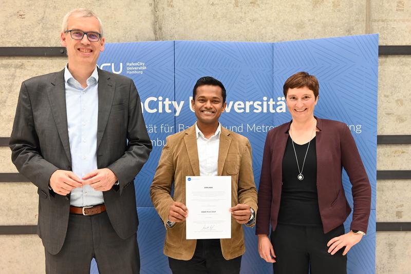 Übergabe DAAD Preis Urkunde (v.l. Prof. Dr.-Ing. Jochen Schiewe, Preisträger Prithvi Venugopal, Prof. Dr.-Ing. Annette Eicker)