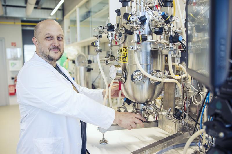 Dominik Schild bei seiner Forschungsarbeit am IMC Krems – wegweisende Ansätze für nachhaltige Diagnostik und umweltfreundliche Ressourcenrückgewinnung.
