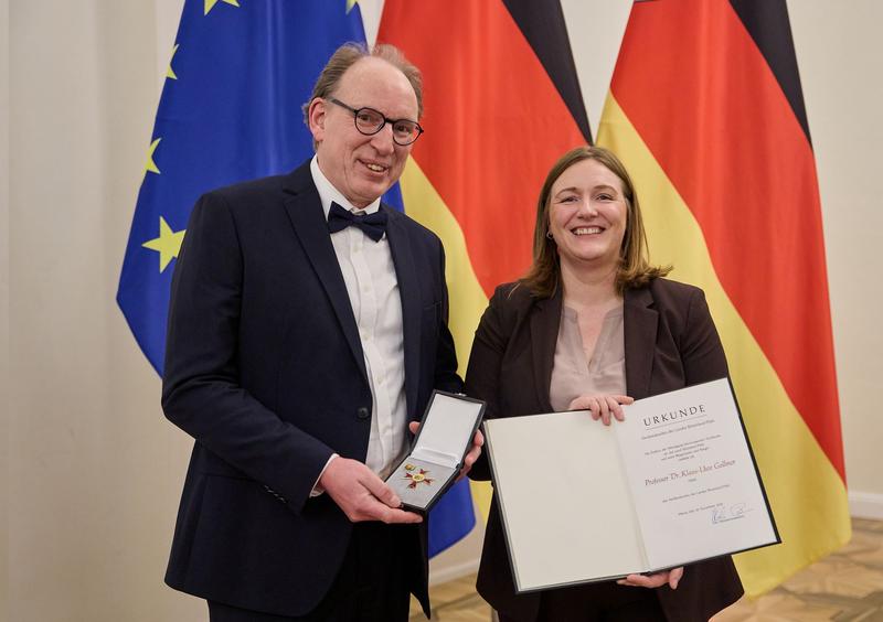 Prof. Klaus-Uwe Gollmer mit der stellvertretenden Ministerpräsidentin RLP Katharina Binz 