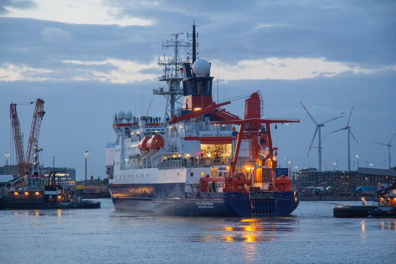 Der Forschungseisbrecher Polarstern des Alfred-Wegener-Instituts verlässt seinen Heimathafen Bremerhaven