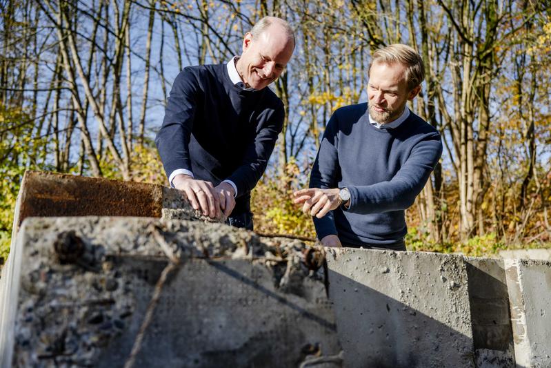 Peter Mark (links), Sprecher, und David Sanio, Koordinator des neuen Sonderforschungsbereichs wollen alte Betonteile für neue Gebäude benutzen.