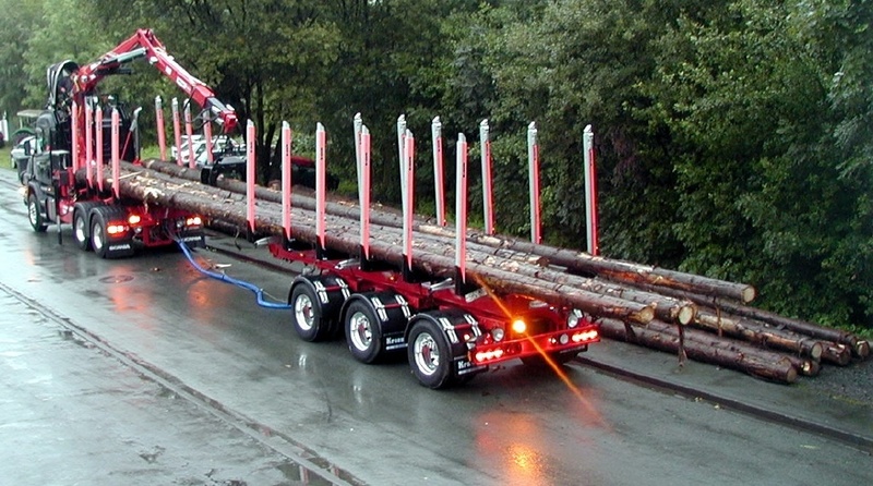 Dieser Langholztransporter ist in seiner Länge flexibel: Dank eines stabilen Leiterrahmens zwischen Zugmaschine und Nachläufer kann er auch mit kürzerer Fracht beladen werden. ©Georg Kraemer GmbH