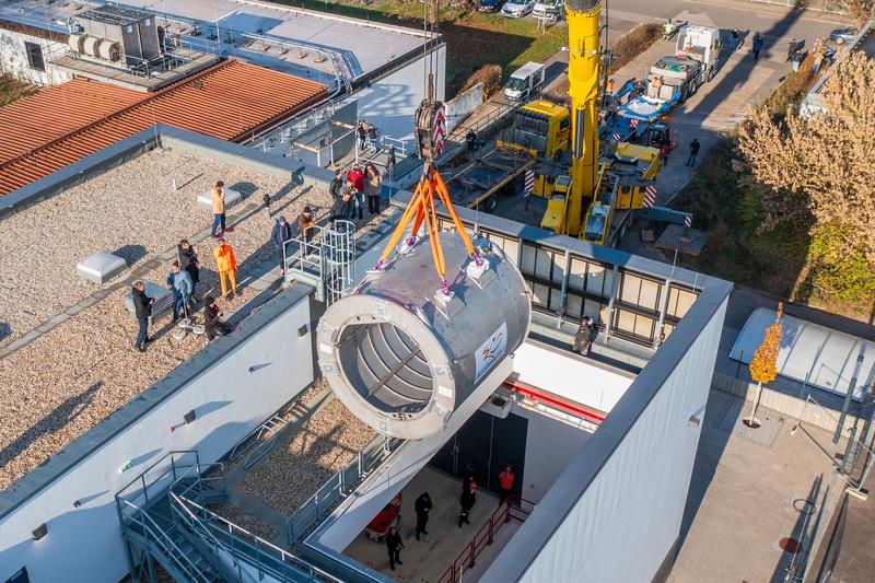 Der 21 Tonnen schwere Magnet für den neuen Mainzer Teilchenbeschleuniger MESA wird durch das Dach des Centrums für Fundamentale Physik in die unterirdische Halle in zehn Metern Tiefe eingebracht.