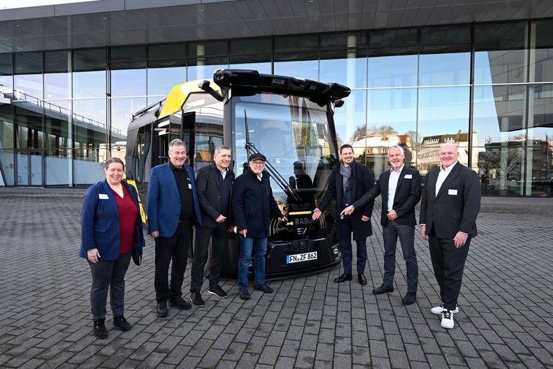Verkehrsminister Hermann (Mitte) verkündete die Verlängerung des Verbundprojekts RABus: Friedrichshafener können autonome Shuttles bis Mitte 2025 nutzen. 