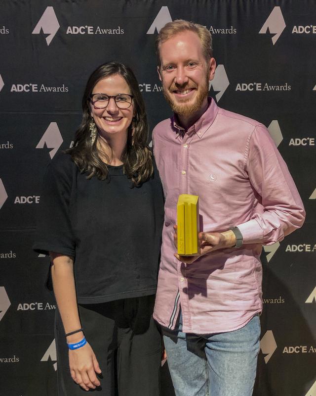 Die Wismarer Studierenden Sara R. Scholl und Fabian Gröger während der ADCE-Youngstar-Award-Preisverleihung in Barcelona. 