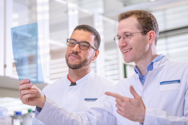 Dr. Kai-Uwe Jarr (r.), hier mit Teamkollege Dr. Airton Pereira e Silva, erforscht den Einsatz von Immuntherapien bei Atherosklerose. 