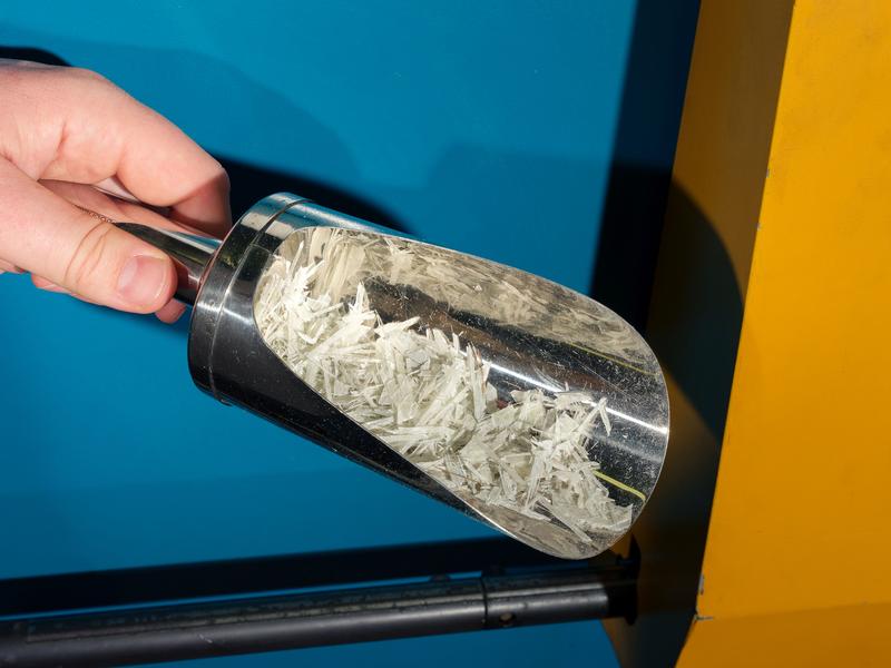 Späne von glasfaserverstärkten Kunststoffen. Aus solchen glasfaserverstärkten Kunststoffen bestehen zum Beispiel die Rotorblätter von Windkraftanlagen.