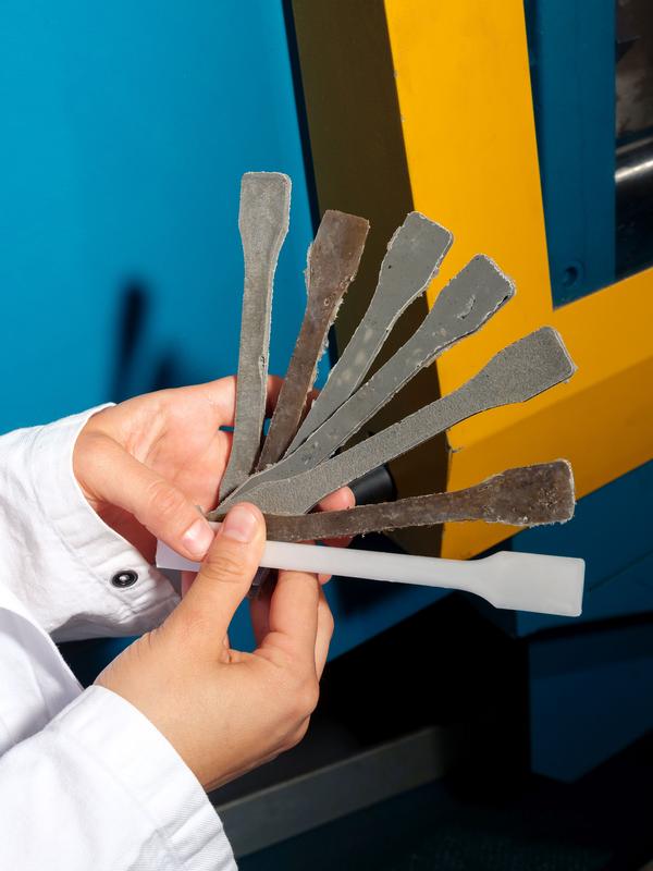 Prüfstäbe zur Prüfung von Materialkennwerten verschiedener Materialmischungen, die aus recycelten Kunststoffen bestehen.