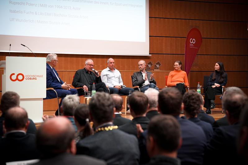 Podiumsdiskussion zum Thema „Demokratie und Freiheit in Gefahr?!“ beim Dies academicus 2024 der Hochschule Coburg.