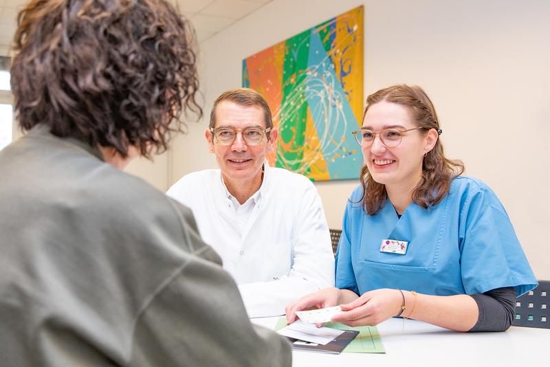 Does metformin help prevent cancer for LFS sufferers? Researchers Dr Farina Silchmüller and Professor Dr Christian Kratz from the MHH with a patient. 