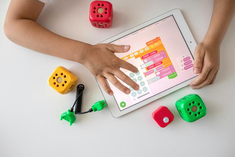 In einer digitalen Umgebung lernen die Grundschulkinder spielerisch programmieren.
