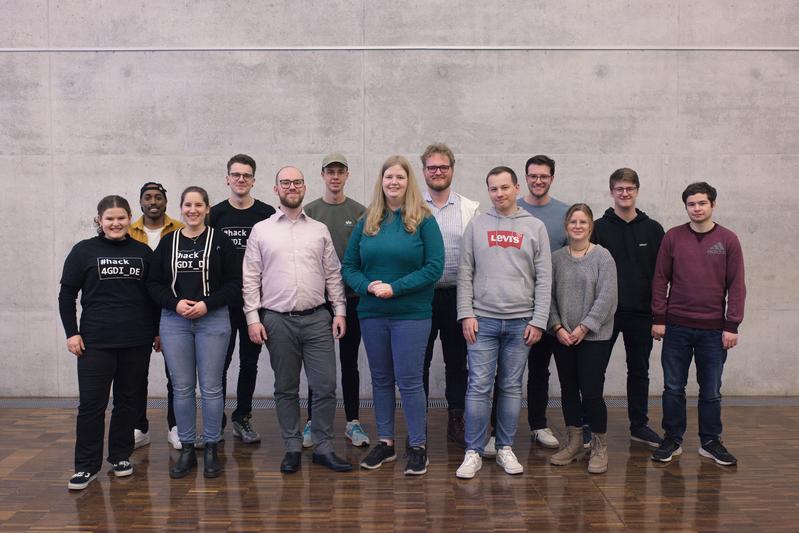 Die siegenden Teams des #hack4GDI_DE am 22. und 23. November 2024: 1. Platz „Die BOings“ (Mitte), 2. Platz „Meenzer Mäuse“ (links), 3. Platz „Spatial Wizards“ (rechts)