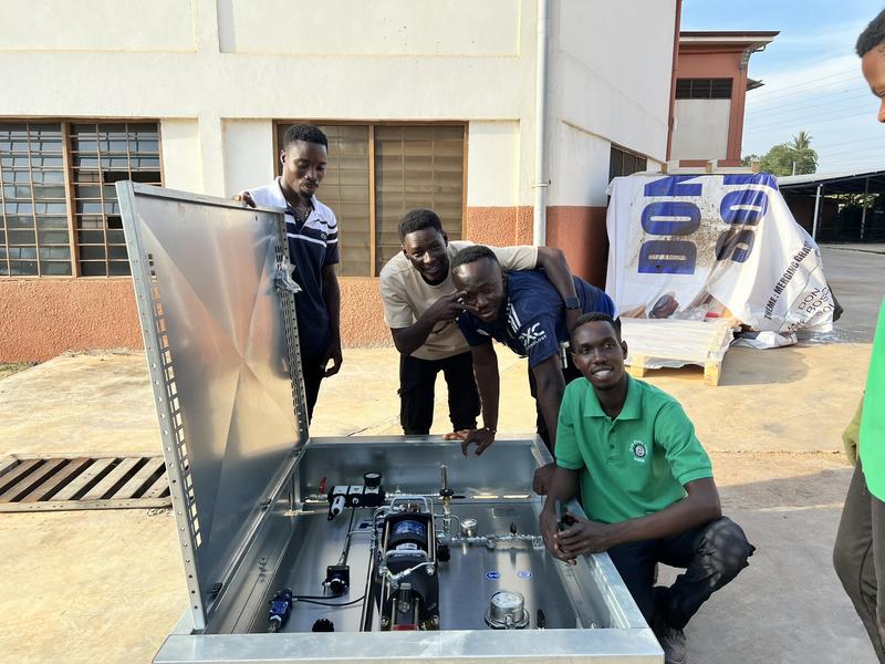 Aufbau  und Installation des Wasserstoffsystems am Standort Tema, Ghana, gemeinsam mit dem Team des Don Bosco Solar And Renewable Energy Centers.