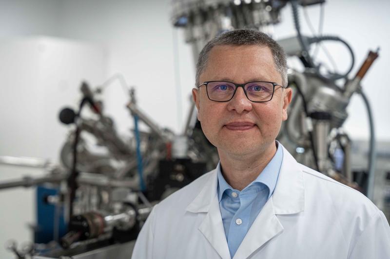 Prof. Dr. Andrey Turchanin im Labor der Friedrich-Schiller-Universität Jena, wo er an der Entwicklung innovativer Graphen-basierter Technologien arbeitet.