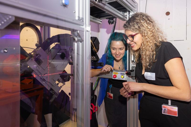 Prof. Dr. Judith Reindl und Doktorandin Aikaterini Rousseti (v.l.n.r) von der Universität der Bundeswehr München stellen den Experimentierplatz vor, der an der neuen Minibee-Beamline am HZB eingebaut wird. 