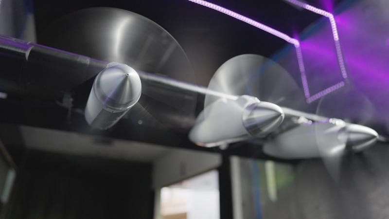 Flugzeuge, an deren Flügel jeweils drei Propeller montiert sind, könnten Kurz- und Mittelstreckenflüge emissionsärmer machen.