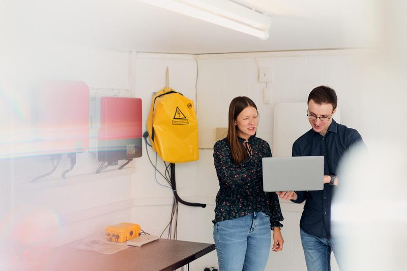 Katrin Schulte und Timon Jungh kontrollieren die Daten, die ihnen die für den Feldtest installierten Messinstrumente liefern. 