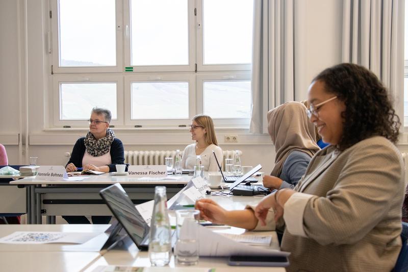 Hannelie Bohnes (links), Vanessa Fischer (Mitte) tauschen sich mit den Kolleginnen der anderen Hochschulen aus.
