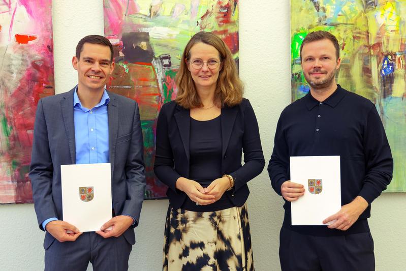 Prof. Dr.-Ing. Julian Hümme, Wissenschaftsministerin Bettina Martin und Prof. Dipl.-Ing. Johann Phillipp Quack (v.l.n.r.)