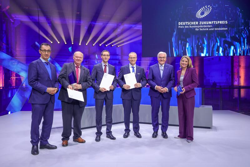 From left: Cem Özdemir (Federal Minister of Education and Research), Dr.-Ing. Hermann Oppermann (Fraunhofer IZM), Dr. rer. nat. Norwin von Malm (ams OSRAM), Stefan Grötsch (ams OSRAM), Federal President Frank-Walter Steinmeier and presenter Yve Fehring