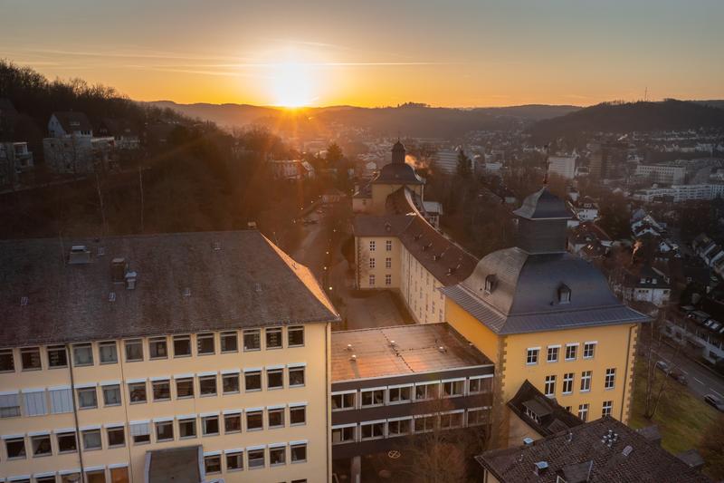  Bereits in der Vergangenheit hat Prof. Han mit Siegener Physiker*innen und Studierenden zusammengearbeitet - in Zukunft wird er regelmäßig am Emmy-Noether-Campus zu Gast sein.