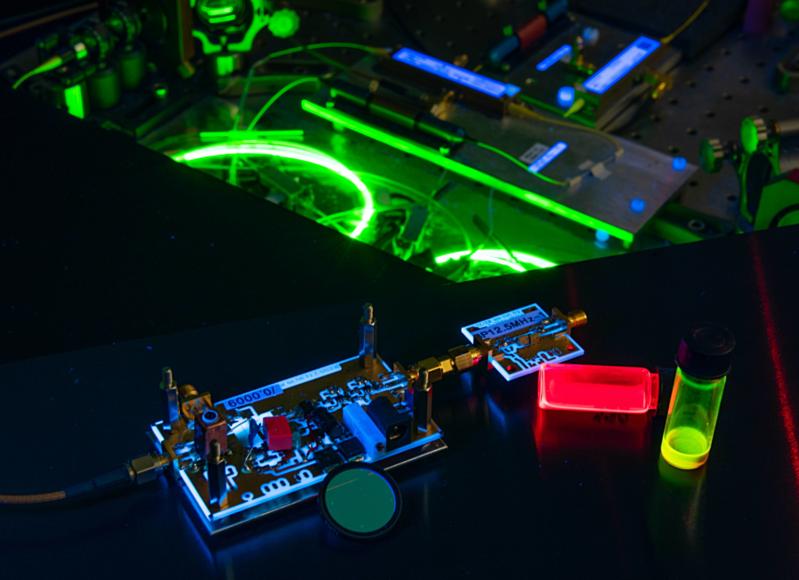 Lasersystem und Elektronik zur Erzeugung und Steuerung von Femtosekunden-Lichtimpulsen
