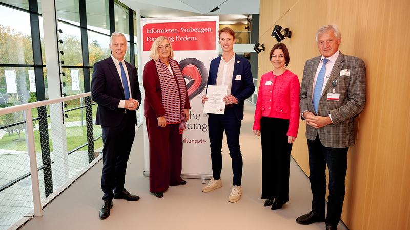 V.l.n.r.: Prof. Dr. Thomas Voigtländer, Deutsche Herzstiftung, Stifterin Martina Grote, Dr. Lucas Bacmeister, Uniklinikum Freiburg, Dr. Lena M. Seegers (Preisträgerin 2023), Uniklinikum Frankfurt, Prof. Dr. Armin Welz, Deutsche Stiftung für Herzforschung