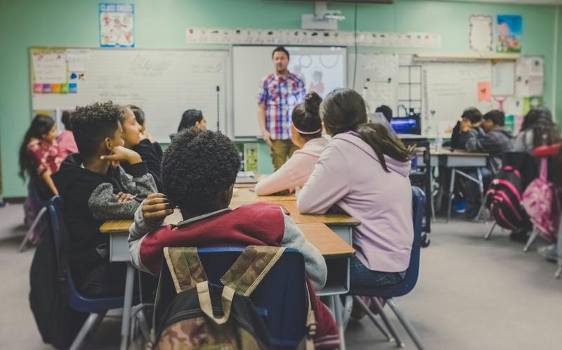 Schüler und Schülerinnen beim Schulunterricht 