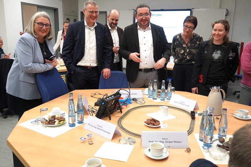(v.l.n.r.:) Staatssekretärin Dr. Dorit Stenke, FH-Kiel-Präsident Prof. Dr. Björn Christensen, Torge Greve, Prof. Dr. Hanno Kallies, Evelyn Reese 