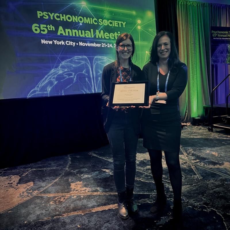 Dr. Annika Ziereis und Prof. Dr. Anne Schacht (von links) in New York City mit ihrer Auszeichnung
