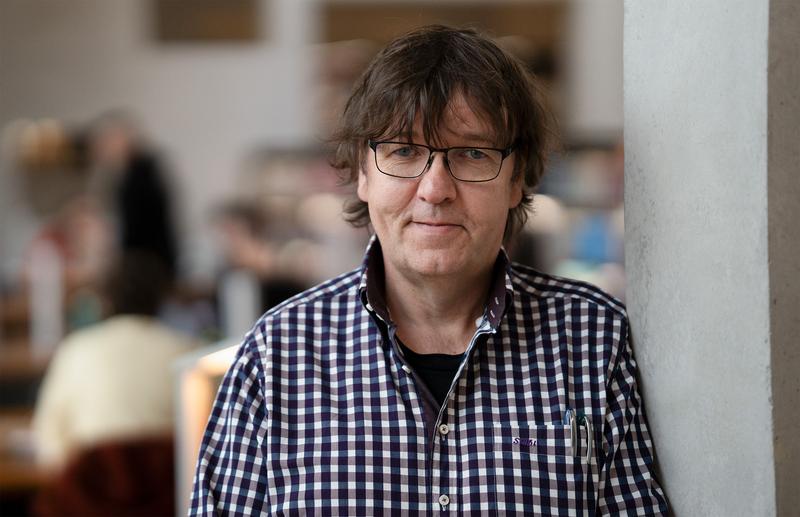 Mathias Stübinger lehrt an der Hochschule Coburg unter anderem zu Sozialer Arbeit mit Menschen mit Behinderung. 